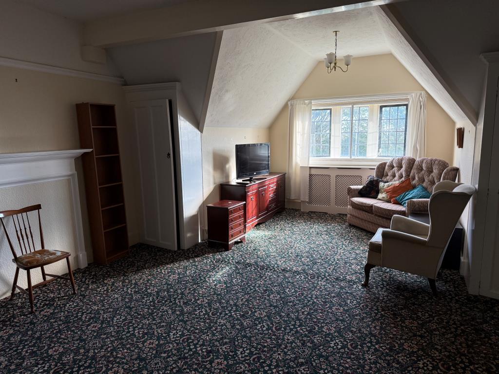 Lot: 45234 - TO BE OFFERED IN OUR 26TH MARCH AUCTION - FORMER CARE HOME WITH CONSENT FOR CONVERSION INTO SUBSTANTIAL DWELLING - Second floor front bedroom